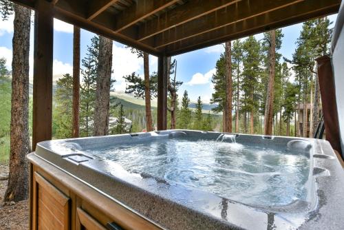 Belle Vue Estate: Mountain Views and Private Hot Tub in Breckenridge, United States