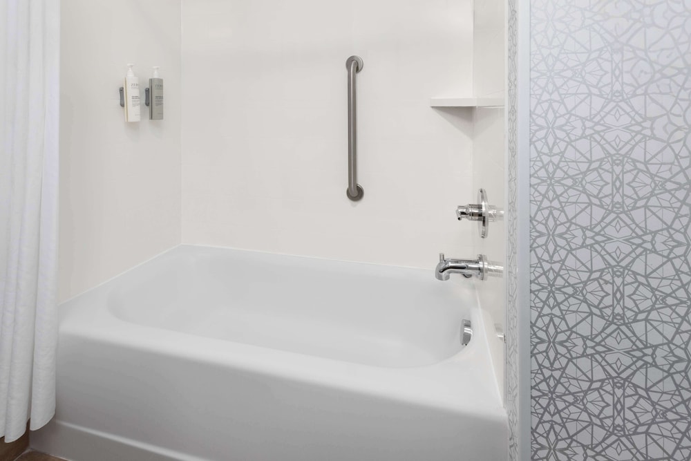Hampton Inn & Suites Saginaw - photo 27