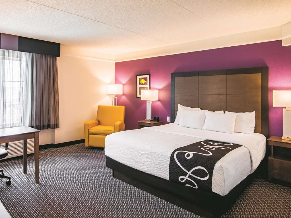 La Quinta Inn & Suites by Wyndham Fort Worth City View - photo 16
