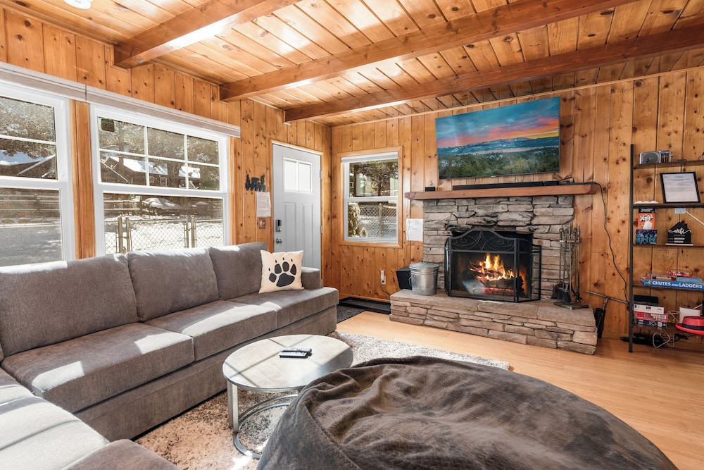 Bear's Booth A true cabin experience with all the charm Stunning wood interior — 4-Star Luxury Hotel in Big Bear City, United States