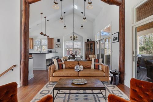 Wild Horse Run by Juniper Holiday Home — 4-Star Luxury Hotel in New Buffalo, United States
