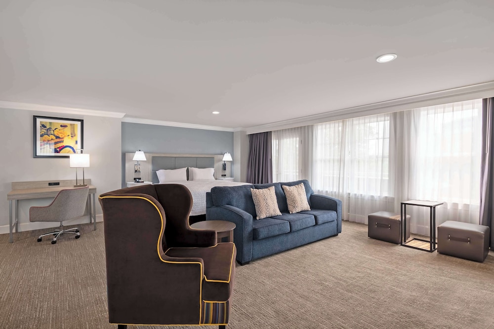 Hampton Inn & Suites Stamford - photo 20