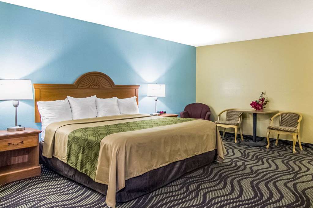 Econo Lodge Darien - photo 20
