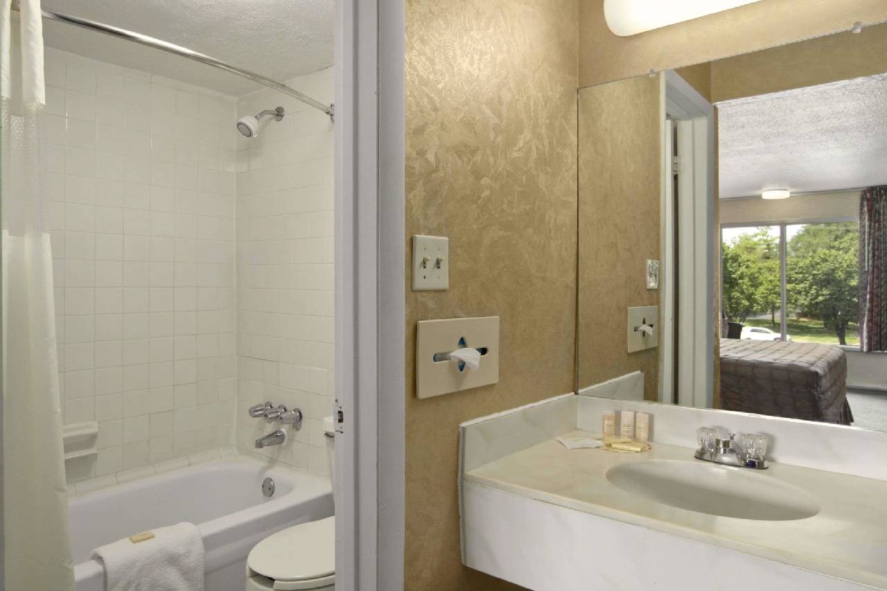 Days Inn by Wyndham Roanoke Civic Center - photo 3