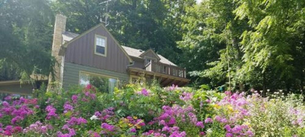 Contented Cottage Bed And Breakfast 8303014 — Northfield