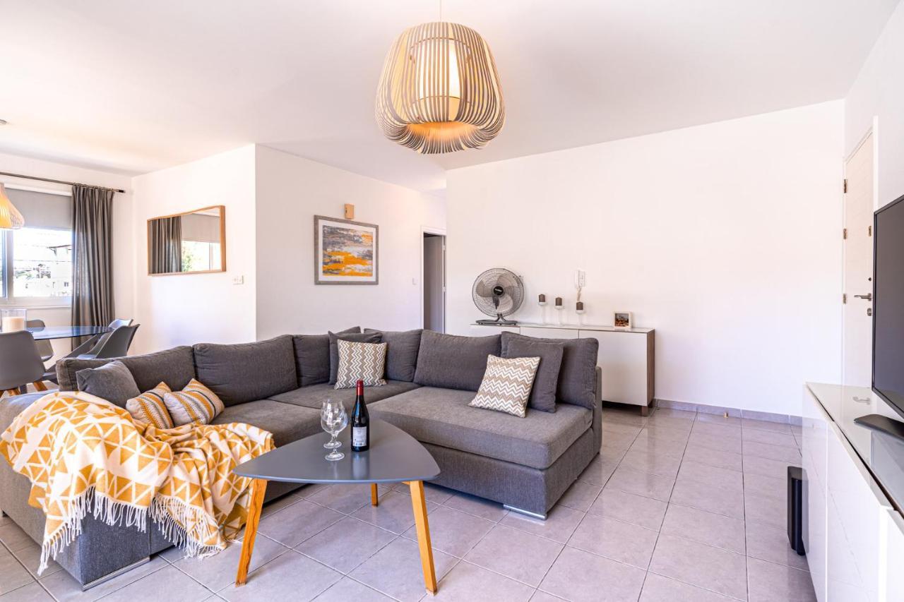 Summer Breeze holiday apartment with pool