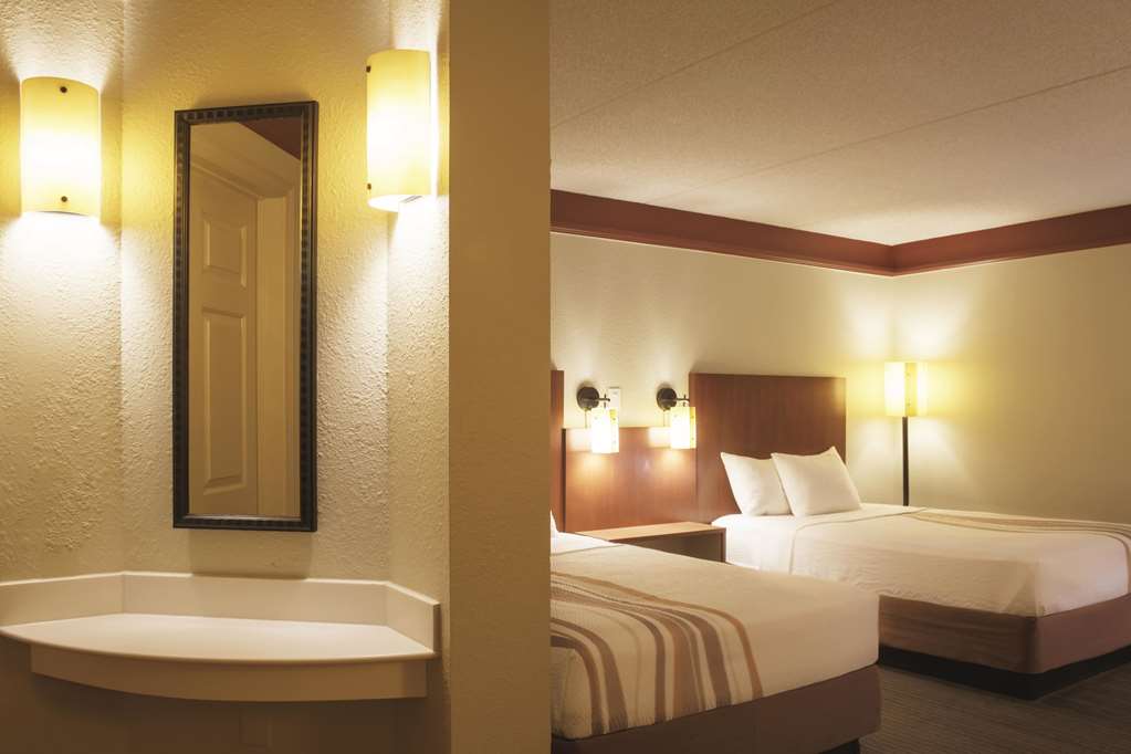 La Quinta Inn & Suites by Wyndham Atlanta Ballpark Galleria - photo 19