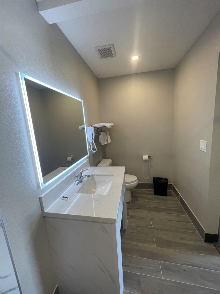 Stadium Inn & Spas - photo 22