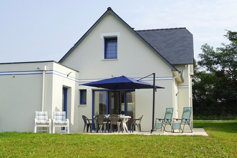 Holiday Home Morgat Near Sandy Beach — 4-Star Luxury Hotel in Crozon, France