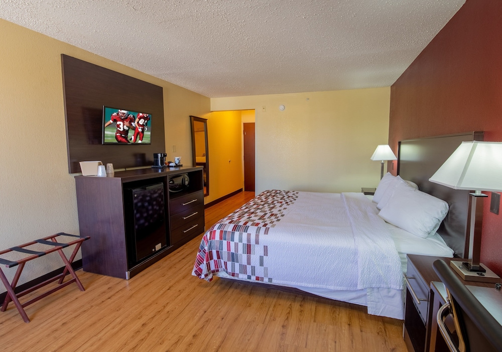 Red Roof Inn & Suites Indianapolis Airport - photo 18