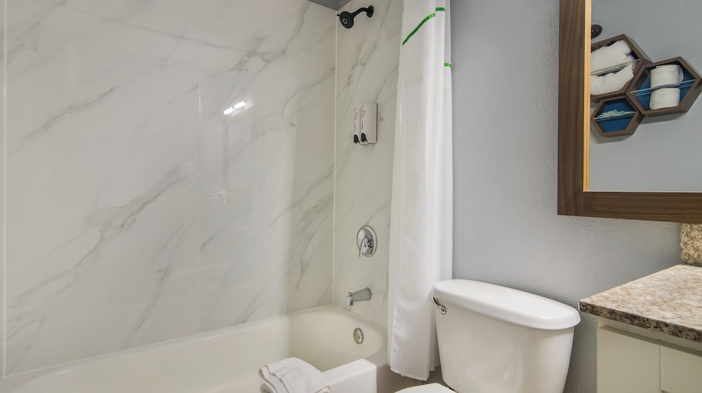 HomeTowne Studios by Red Roof & Conference Center Chicago N Aurora Naperville - photo 11