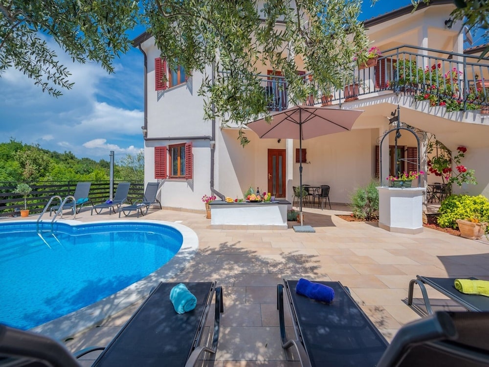 Apartment in Drenje with Stunning Sea View — 4-Star Luxury Hotel in Drenje, Croatia