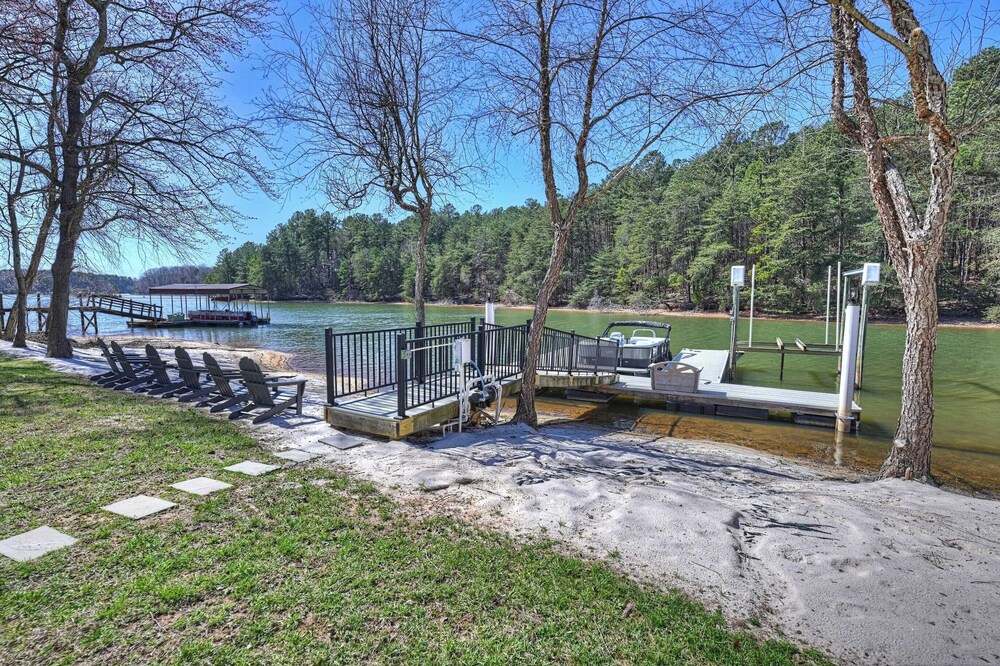 Knotty Pines by Avantstay Lake Views Renovated — hotel in Sherrills Ford