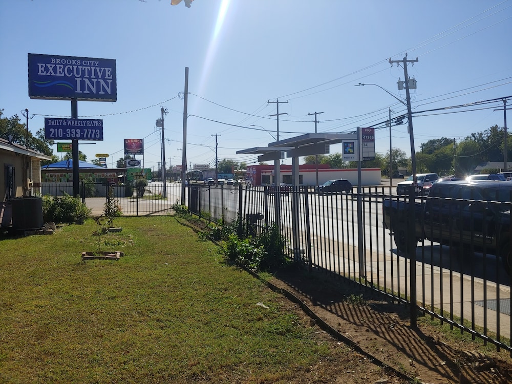 Brooks City Executive Inn - photo 12