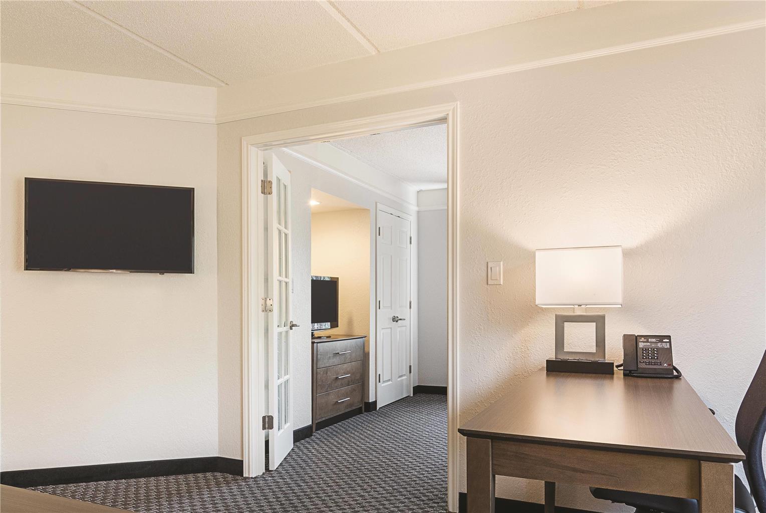La Quinta Inn & Suites by Wyndham Atlanta Perimeter Medical - photo 32