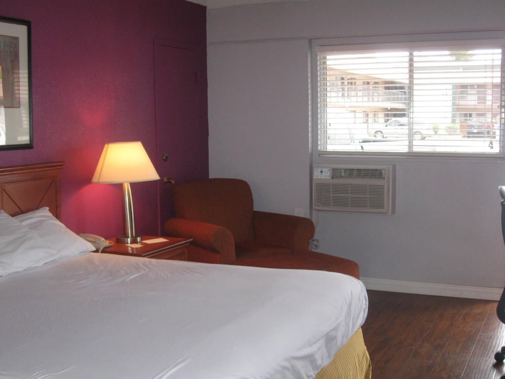 Santa Fe Inn Pueblo - photo 8