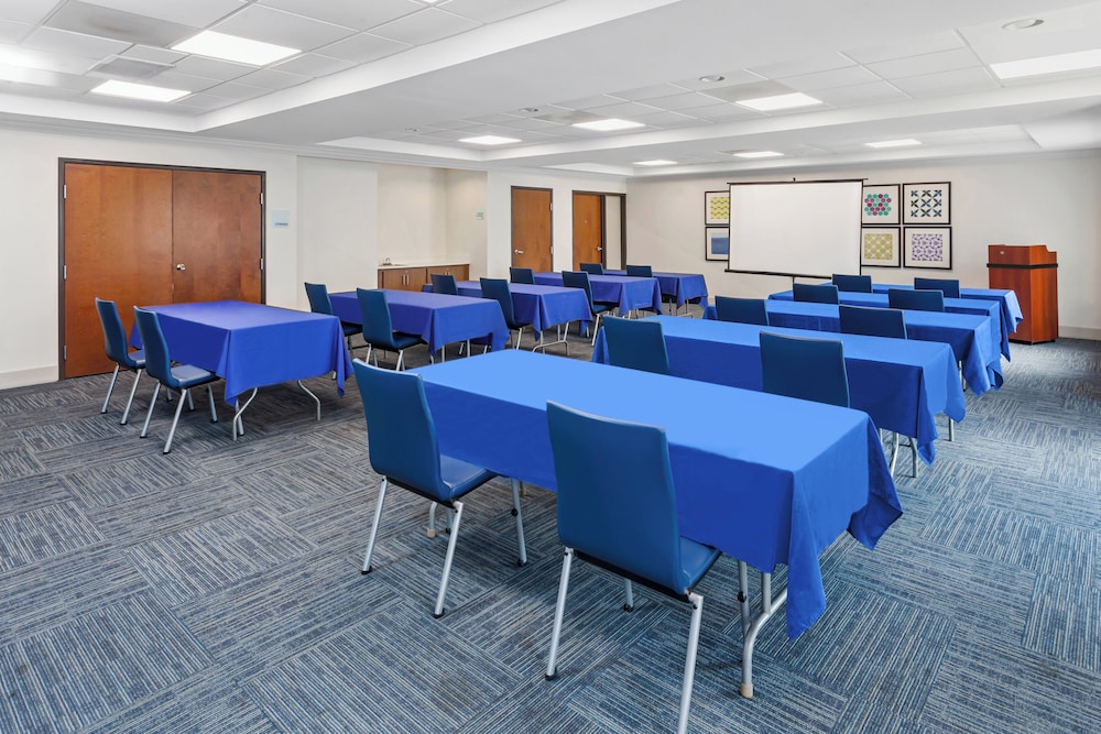 Holiday Inn Express Hotel & Suites Chicago South Lansing by IHG - photo 36