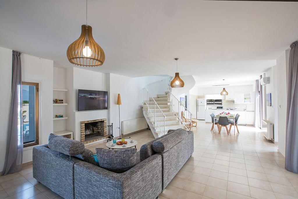 Villa Nepou Beautiful 4 Bedroom Villa Located In Ayia Napa
