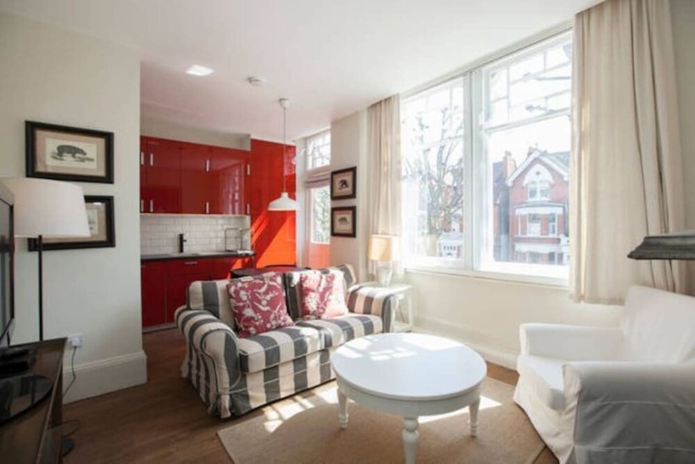 Flat for 4 Moments From Notting Hill and Subway