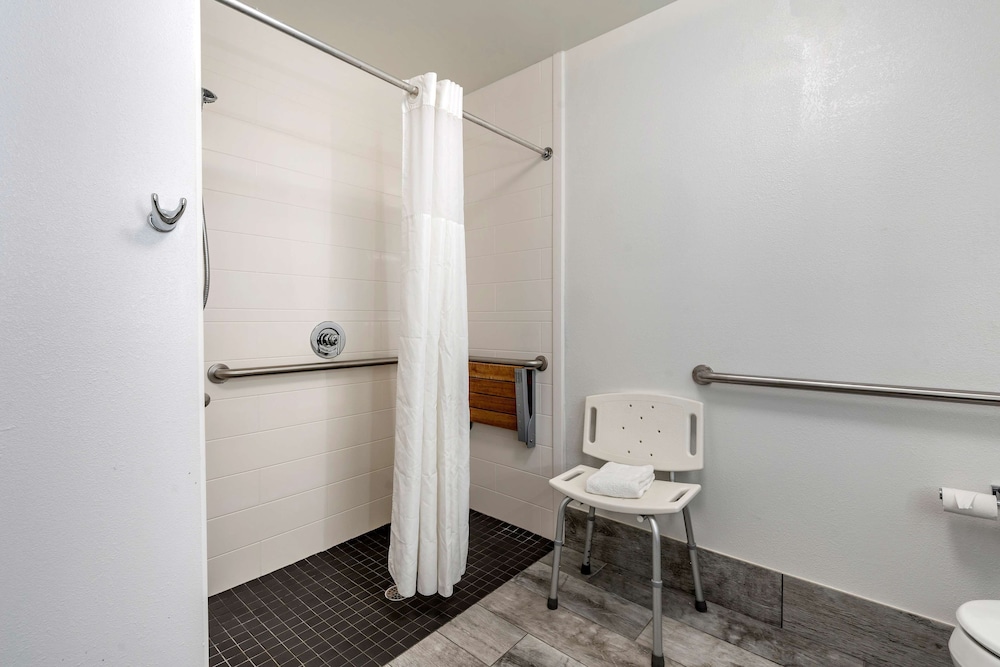 Hampton Inn & Suites Louisville East - photo 25