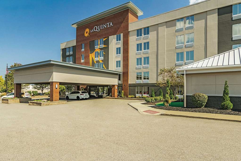 La Quinta Inn & Suites by Wyndham Cleveland Airport West - photo 2