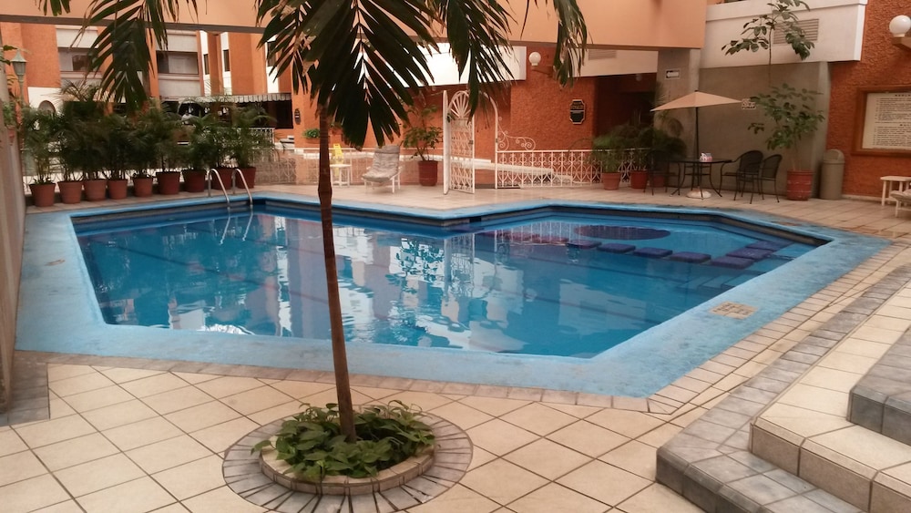 Indoor/outdoor pool