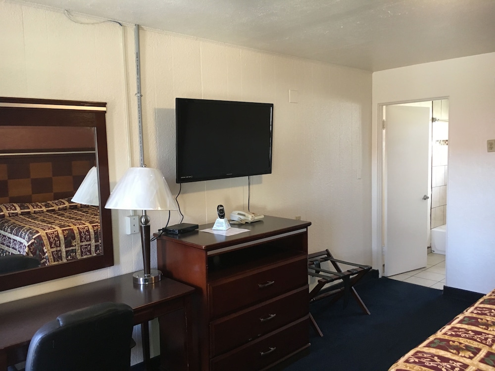 Deluxe Inn Of Roswell - photo 5