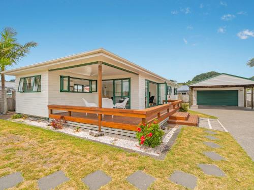 The Sunny Bach Cooks Beach Holiday Home — 4-Star Luxury Hotel in Whitianga, New Zealand