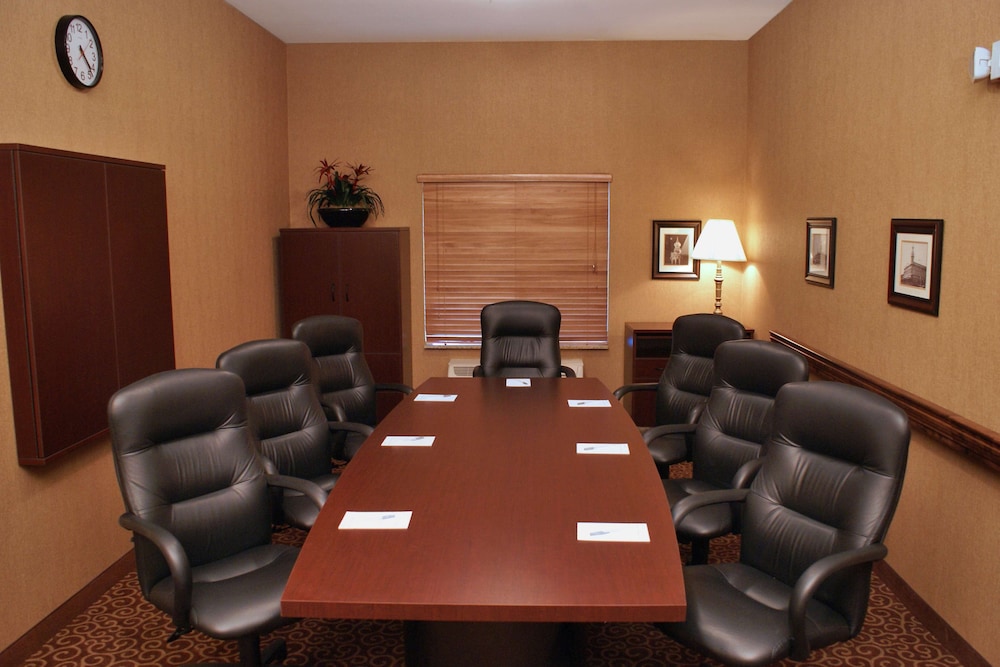 Hampton Inn & Suites Red Bluff - photo 11