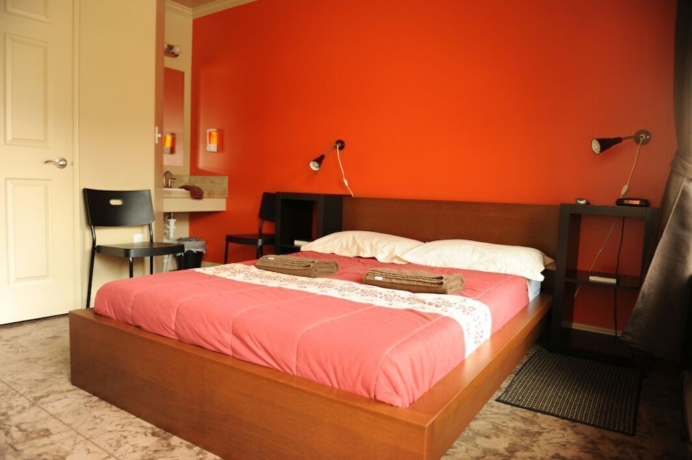 Camelot Inn at Honeyville - photo 4