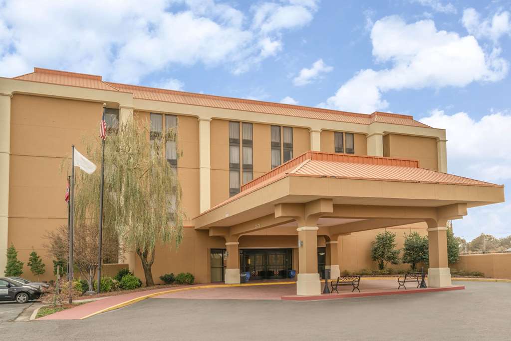 La Quinta Inn & Suites by Wyndham Memphis Airport Graceland - photo 6