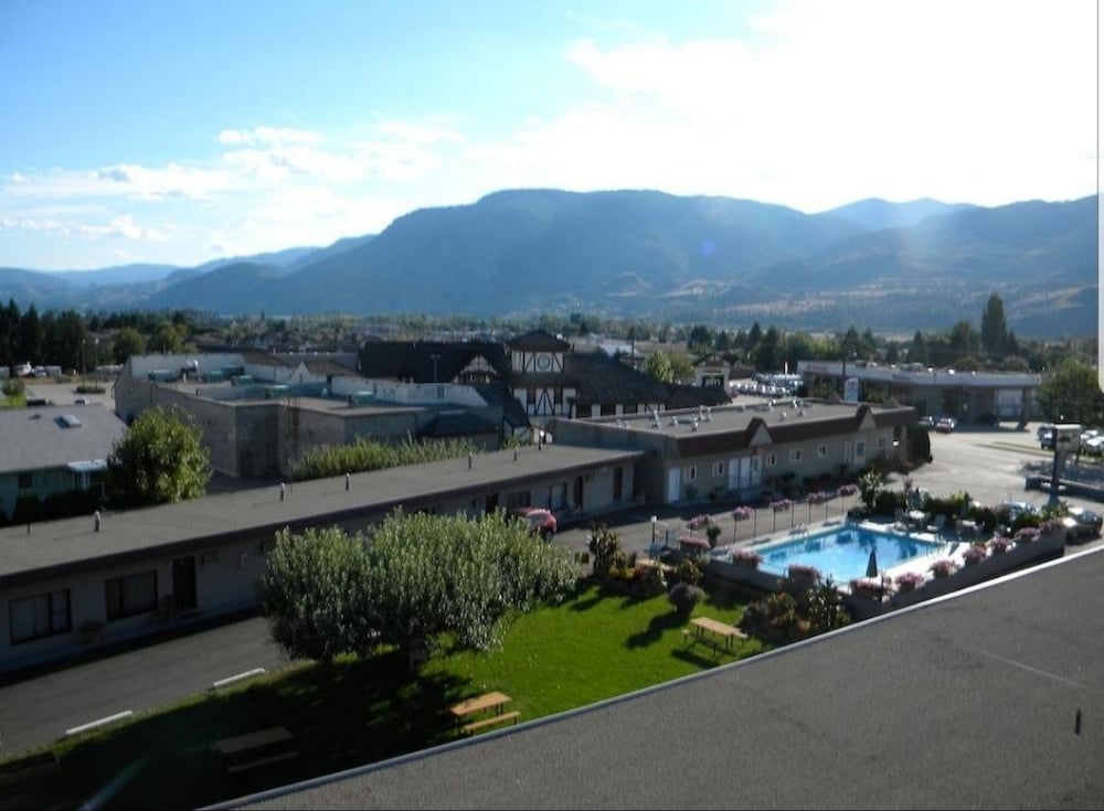Apple Tree Inn - carbon neutral hotel in Penticton