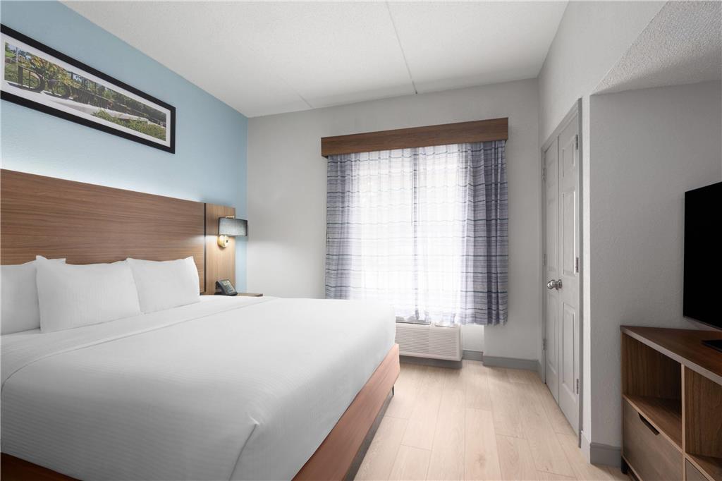 La Quinta Inn & Suites by Wyndham Raleigh Cary - photo 24