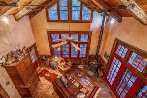 Storybook Cabin in the Santa Fe Forest — 4-Star Luxury Hotel in Santa Fe, United States