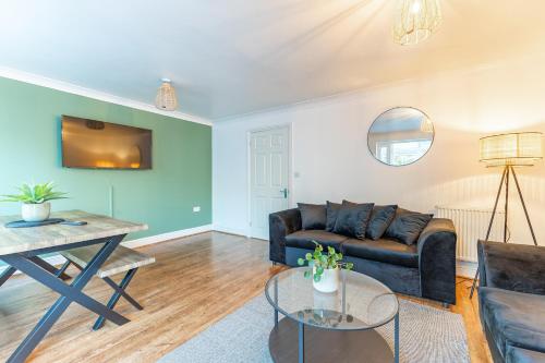 5 Bed House Heathrow Egham Virginia Water Sleeps 7 or Up To 8 If Sharing Beds Mid To Long Term Bookings Welcome — 4-Star Luxury Hotel in Egham, United Kingdom
