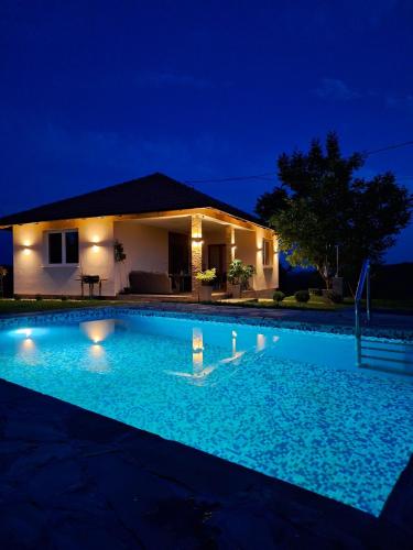 Slatinska idila kuća sa bazenom - carbon neutral hotel in Unknown City