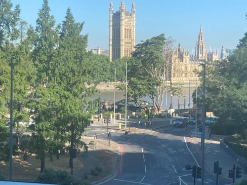 Luxury Designer Apartment River view of Parliament Westminster Big Ben. — 4-Star Luxury Hotel in London, United Kingdom