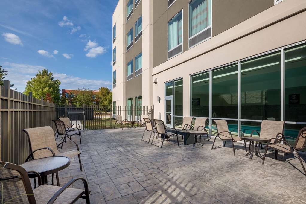 La Quinta Inn & Suites by Wyndham Greensboro Arpt High Point - photo 34