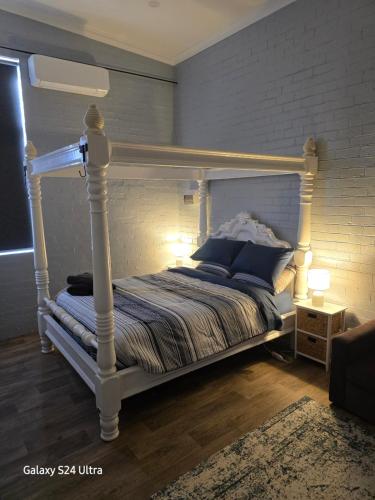 Ned's Servo - carbon neutral hotel in Unknown City