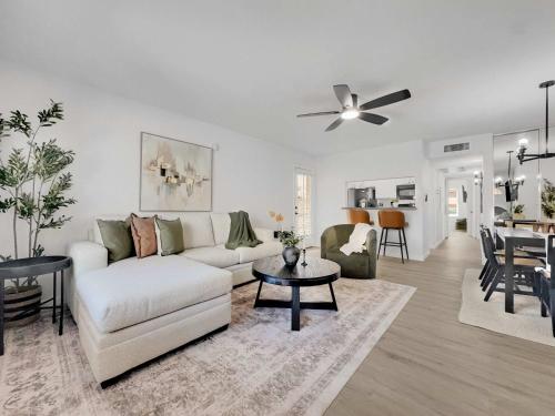 Luxe 2BR Condo Next to Pool Trails & Mountain — 4-Star Luxury Hotel in Phoenix, United States
