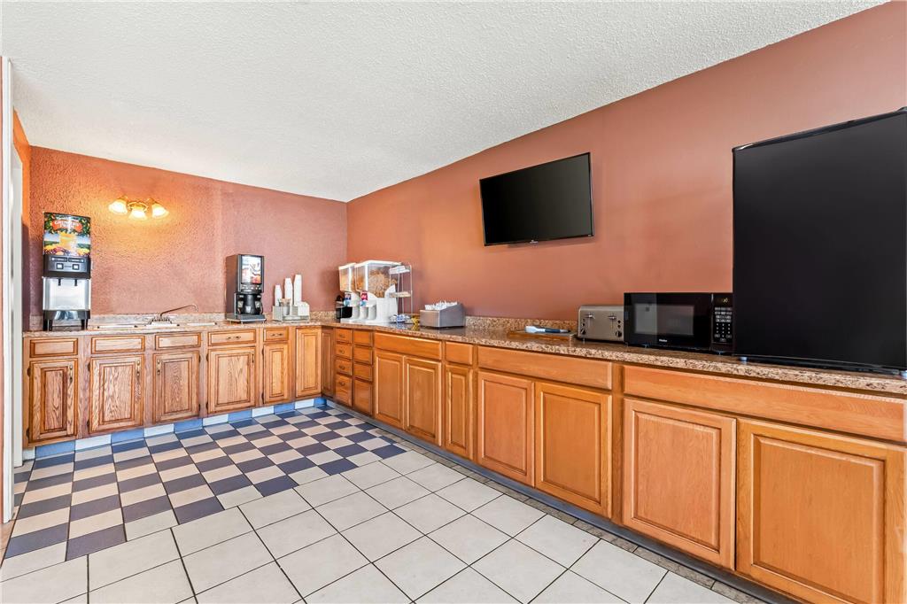 Howard Johnson by Wyndham Albany - photo 35