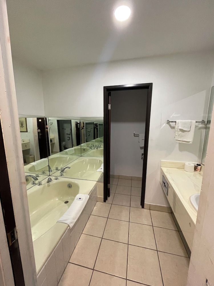 Portside Inn & Suites - photo 29