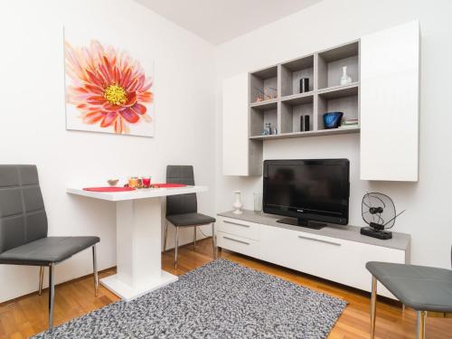 Apartment Adea One Bedroom Apartment with Terrace