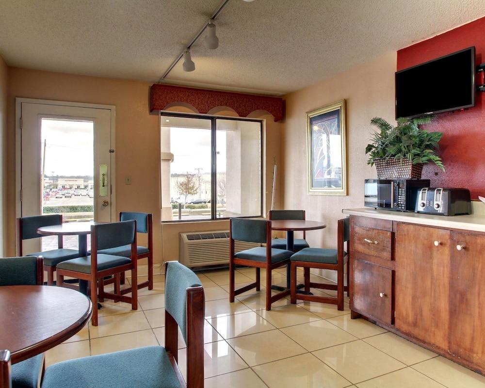 Econo Lodge North Suburbs - photo 18