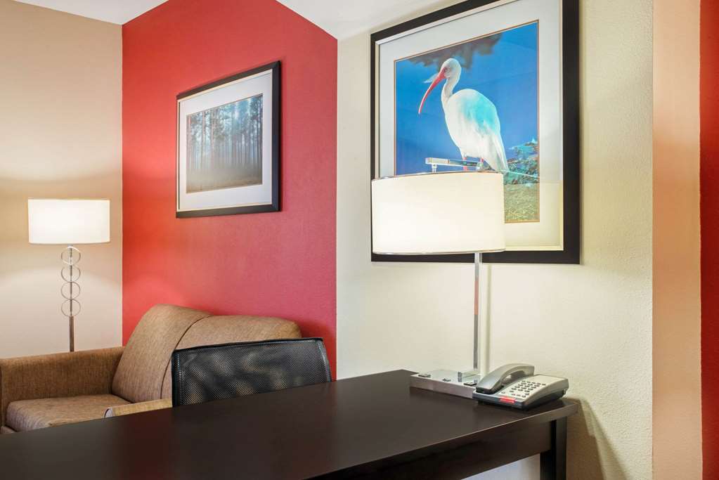 La Quinta Inn & Suites by Wyndham Leesville Ft. Polk - photo 27