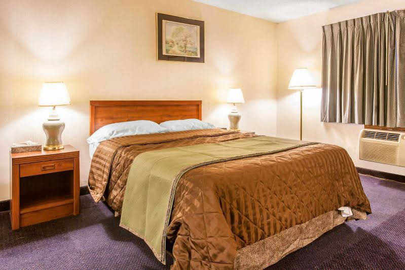 Econo Lodge Everett - photo 11