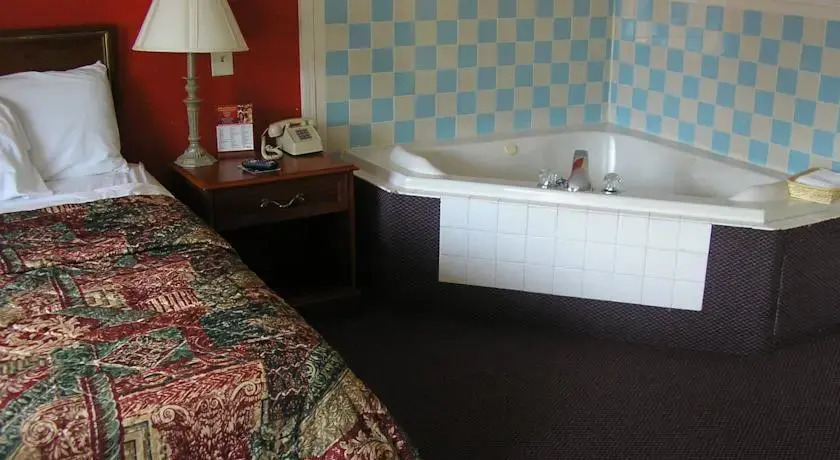 E Z Inn & Suites - photo 9