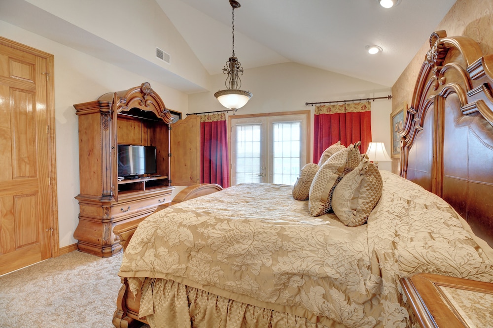 Grand Crowne Resort - photo 9