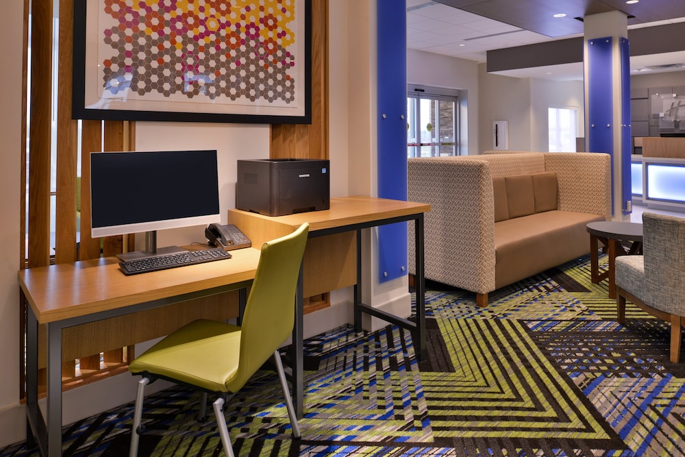 Holiday Inn Express & Suites Marshalltown by IHG - photo 42