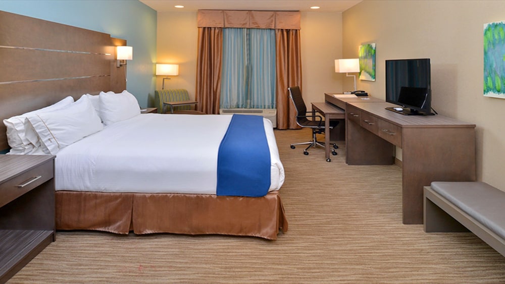 Holiday Inn Express Hotel & Suites Schulenburg by IHG - photo 40